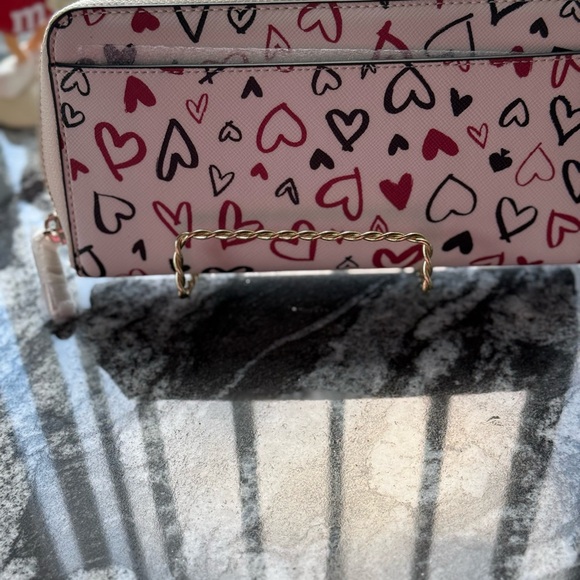 Heart Patterned White Canvas - Picture 4 of 6